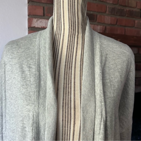Amour Vert Gray Open Front Cardigan in Light Heather Grey Sz M - Picture 3 of 10